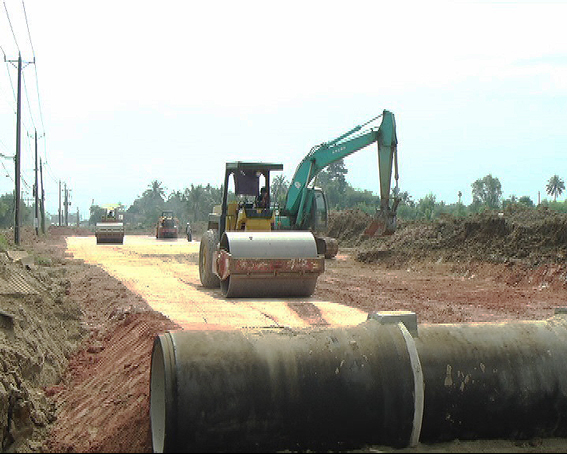 Đường dẫn vào cầu đang được khẩn trương thi công.