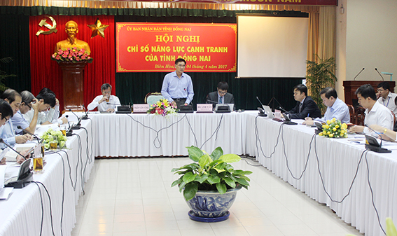 Phó chủ tịch UBND tỉnh Trần Văn Vĩnh phát biểu tại hội nghị.