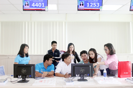 Công chức các sở, ngành tham gia vận hành thử hệ thống phần mềm điện tử Egov tại Trung tâm hành chính công tỉnh Đồng Nai.